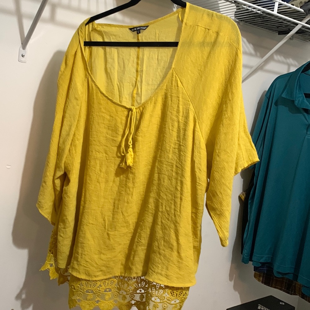 Cute yellow top